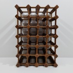 Adega de Vinho em Madeira, Com Detalhes pelo Uso. Medidas: Altura: 60 cm, Largura: 29,5 cm, Comprimento: 41,5 cm, Peso: 7610 g.