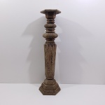 Coluna/Pedestal Decorativo em Madeira, Com Detalhes pelo Uso. Medidas: Altura: 82,5 cm, Largura: 24 cm, Comprimento: 21 cm, Peso: 5010 g.
