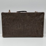 Antiga Mala de Viagem, Em Couro Sintético, Com Desgastes pelo Tempo e Uso, para  decoração. Medidas: Altura: 37 cm, Largura: 16,5 cm, Comprimento: 60 cm, Peso: 2560 g.