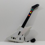 Guitarra Guiter Hero Xbox 360, Modelo 95157.805, Com Detalhes pelo Uso, Não testado o funcionamento. Medidas: Altura: 70 cm, Largura: 4,5 cm, Comprimento: 28,5 cm, Peso: 860 g.