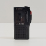 Gravador MicroCassett-Corter, Marca Sony, Modelo M-425, Não testado o Funcionamento. Medidas: Altura: 12 cm, Largura: 2,5 cm, Comprimento: 6,5 cm, Peso: 130 g.