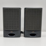 Par de Caixas de Som, Marca Samsung, Modelo PS 6555, Contém Desgastes na parte de Trás, Não testado o Funcionamento. Medidas de Uma: Altura: 32 cm, Largura: 14 cm, Comprimento: 19 cm, Peso Total: 3710 g.