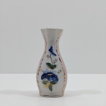 Antigo Vaso, Em Porcelana, Em Alto e Baixo Relevo e Filetes Dourados, Década de 40, Marca Inelegível, Com Detalhes. Medidas: Altura: 15,5 cm, Largura: 4,5 cm, Comprimento: 5 cm, Peso 230 g.