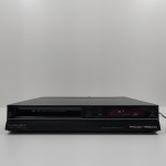 Vídeo Cassette, Marca Philco Hitachi, Modelo PVC-5400, Ligando, mas não testado o funcionamento. Medidas: Altura: 8 cm, Largura: 33,5 cm, Comprimento: 43,5 cm, Peso: 6710 g.