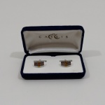 Par de Abotuaduras Na Cor Prata com detalhe em Dourado, Em Metal, Marca Cassis, Na Caixa. Medidas da Caixa: Altura: 2,5 cm, Largura: 4,5 cm, Comprimento: 9 cm, Peso Total: 85 g.