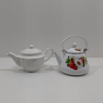 Lote com 2 Bules de Chá, 1 em Cerâmica, Sem marca aparente e 1 Esmaltado em Metal, Sem marca aparente. Medidas do Maior: Altura: 16 cm, Largura: 19 cm, Comprimento: 16 cm, Peso Total: 1000 g.