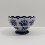 Centro de Mesa Floral Azul e Branco, Em Porcelana Monte Sião ( Minas Gerais), Contem bicado e trincado, para restauro. Medidas: Altura: 16,5 cm, Largura: 24 cm, Comprimento: 24 cm, Peso 1905 g.