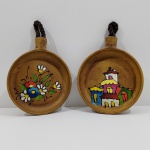 Par de Pratos Enfeite de Parede em Cerâmica. Medidas de Um: Altura: 30 cm, Largura: 4 cm, Comprimento: 20 cm, Peso: 960 g.