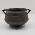 Antigo Caldeirão em Ferro Fundido. Medidas: Altura: 11 cm, Largura: 18 cm, Comprimento: 14 cm, Peso: 1050 g.