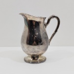 Antiga Jarra Para Suco Clásica, Em Metal Espessurado a Prata, Década de 50, Com Oxidações Natual pelo Tempo, Sem marca aparente. Medidas: Altura: 22,5 cm, Largura: 18,5 cm, Comprimento: 11 cm, Peso: 730 g.