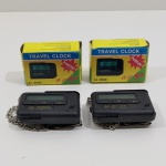 Lote com 2 Relógios de Viagem Travel Clock, Modelo XL-9588, Na Caixa, Em ótimo Estado, Não testado o funcionamento de Nenhum. Medidas de Um: Altura: 5,5 cm, Largura: 3 cm, Comprimento: 8 cm, Peso Total: 120 g.