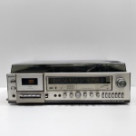 Aparelho de Som Toca-Discos, Rádio AM/FM e Toca-Fitas, Marca Sony, Modelo HMK-353 BS, Com a Tampa Rachada E Desgastes na parte de Baixo, Não testado o funcionamento. Medidas: Altura: 19 cm, Largura: 42,5 cm, Comprimento: 60 cm, Peso: 10960 g.