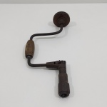 Antiga Furadeira Manual a Manivela. Medidas: Altura: 7,5 cm, Largura: 14,5 cm, Comprimento: 36 cm, Peso: 910 g.