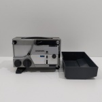 Projetor de Filme 8MM, Marca Cinekon, Modelo Instduo S80, Na Bolsa, Acompanha o Fio, Não testado o funcionamento. Medidas com a Bolsa: Altura: 25,5 cm, Largura: 22 cm, Comprimento: 35 cm, Peso Total: 5510  g.