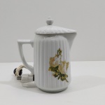 Antigo Bule Elétrico em Porcelana, Marca Pozzani, D[ecada de 40, Com Detalhes pelo Tempo Uso, Não testado o funcionamento. Medidas: Altura: 23 cm, Largura: 19 cm, Comprimento: 12 cm, Peso: 1370 g.