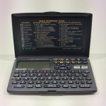 Agenda Eletrônica, Marca Sharp, Modelo YO-160, Não testado o funcionamento. Medidas: Altura: 1,5 cm, Largura: 8,5 cm, Comprimento: 13,5 cm, Peso: 120 g.