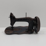 Antiga Máquina de Costura, Sem marca aparente, Sem a Base, Com Desgastes pelo tempo Uso, Necessita Restauro, Década de 40, para Decoração. Medidas: Altura: 19,5 cm, Largura: 15,5 cm, Comprimento: 33 cm, Peso: 5210 g.