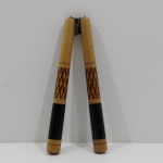Nunchaku, Arma Tradicional de Artes Marcias, Em Madeira. Medidas: Altura: 30 cm, Largura: 3 cm, Comprimento: 5,5 cm, Peso: 260 g.
