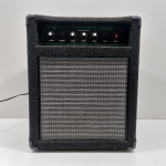 Amplificador de Guitarra/Baixo, Marca Moug, Modelo 30SCB, Ligando, mas não testado o funcionamento. Medidas: Altura: 41,5 cm, Largura: 33 cm, Comprimento: 33,5 cm, Peso: 8910 g.