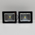 Par de Refletores de Led, Modelo HH-T025-50W, Não testado o funcionamento. Medidas de Um: Altura: 24 cm, Largura: 14 cm, Comprimento: 29 cm, Peso Total: 5410 g.