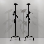 Par de Suportes para Velas em ferro Ornados com Folhas de Videira, Com Desgastes Naturais. Medidas de Um: Altura: 85,5 cm, Largura: 22 cm, Comprimento: 22 cm, Peso Total: 3010 g.
