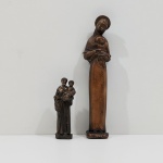 Lote com 2 Esculturas Sacras, Santo Antônio com Menino Jesus e Virgem Maria com Menino Jesus, Em Madeira e Metal. Medidas do Maior: Altura: 20 cm, Largura: 3 cm, Comprimento: 3,5 cm, Peso Total: 340 g.