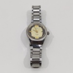 Relógio de Pulso, Marca Orient, Pulseira em Metal, Com Detalhes pelo Uso. Medidas: Altura: 1,5 cm, Largura: 2,5 cm, Comprimento: 11,5 cm, Peso: 50 g.