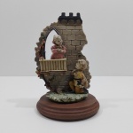 Escultura Decorativa represrentando Romeu e Julieta, Em Resina e Base em Madeira. Medidas: Altura: 26,5 cm, Largura: 17 cm, Comprimento: 17 cm, Peso: 1200 g.