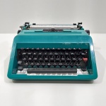 Antiga Máquina de Escrever, Marca Olivetti, Industrial s.a, Com Desgastes na Máquina e Mala pelo Tempo e Uso, Não testado. Medidas da Mala: Altura: 15,5  cm, Largura: 38 cm, Comprimento: 38,5 cm, Peso Total: 7960 g. 