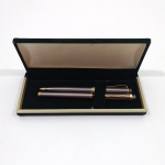 Estojo com 2 Canetas Esferográficas, Sem marca aparente, Com oxidação na Ponta da Caneta e a outra com a Tampa Trincada, Não testadas. Medidas do Estojo: Altura: 3 cm, Largura: 7,5 cm, Comprimento: 18 cm, Peso Total: 170 g.