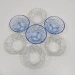 Lote com 7 Tigelas, 3 Tigelas antigas em Vidro Azul com pés,  4 Tigelas de Vidro em Relevo, Sem marca aparente. Medidas do Maior: Altura: 5,5 cm, Diâmetro: 13 cm, Peso Total: 1500 g.