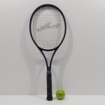 Raquete de Tênis, Marca Wilson, Modelo Classic Pro, Acompanha a Capa e uma Bola Wilson. Medidas da Capa: Altura: 77,5 cm, Largura: 10 cm, Comprimento: 35 cm, Peso Total: 960 g.