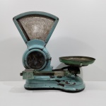 Antiga Balança de Prato, Marca Hobart Dayton, Com Desgaste pelo tempo e Uso, Não testado se o funcionamento está Correto. Medidas: Altura: 71 cm, Largura: 33 cm, Comprimento: 65,5 cm, Peso: 38860 g.