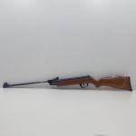 Espingarda de Chumbinho, Marca El Gamo, Modelo EXPO, Calibre 4.5, funcionando, com alguns detalhes, Cabo emm Madeira, Estrutura em Ferro, Detalhes em Plástico. Medidas: Altura: 18 cm, Largura: 4,5 cm, Comprimento: 104 cm, Peso: 2500 g, Arma Obsoleta . Art.3º, inciso XXI, da lei nº 10.826 (Estatuto do Desarmamento), peça deve ser retirada pessoalmente ou por transportadora, não enviamos pelos correios.   