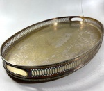 BANDEJA OVAL EM METAL PRATEADO, GALERIA VAZADA, DESGASTE NO METAL. MEDIDAS: 6 X 39 X 58 CM