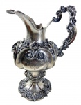 PRATA DE LEI -  JARRA EM PRATA PORTUGUESA , TEOR 833, ESTILO ROCAILLE, CORPO BOJUDO RICAMENTE ORNAMENTADO EM ALTO RELEVO, VOLUTAS, CARTELAS E ELEMENTOS VEGETALISTAS. ALÇA ESCULTÓRICA E BICO VERTEDOR ELEGANTE. TRABALHO DE ÓTIMA QUALIDADE. POSSUI PEQUENO AMASSADO NO BICO. MARCAS DE CONTRASTES, PUNÇÃO JAVALI. PESO 848 GS / MEDIDAS: 26 CM DE ALTURA / 19 CM DE LARGURA.