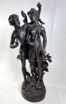 GRUPO ESCULTÓRICO REPRESENTANDO APOLO E DANFE, EM PETIT BRONZE PATINADO, ASSINADO, RETRATANDO CENA MITOLOGICA. INSPIRAÇÃO NEOCLÁSSICA.  NECESSITA RESTAURO, VEJA FOTOS EXTRAS, DESGASTE NA PÁTINA . MEDIDAS: 62 CM DE ALTURA X 28 CM DE LARGURA.