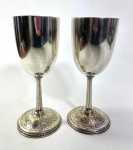 PAR DE CÁLICES EM METAL PRATEADO. MEDIDAS:  18 CM DE ALTURA