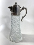 DECANTER  EM CRISTAL ITALIANO COM LAPIDAÇÃO GEOMÉTRICA, GUARNIÇÃO EM METAL PRATEADO. MEDIDAS: 35 CM DE ALTURA