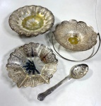 4 PEÇAS EM METAL PRATEADO COM DESGASTES NO METAL, SENDO 3 CENTROS E UMA COLHER. MEDIDAS: