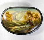 ANTIGA CAIXA PORTA JÓIAS EM LACA COM BELÍSSIMA PINTURA EM MADREPÉROLA. TAMPA DESPRESNDIDA DA BASE. MEDIDAS: