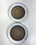 DOIS PRATOS EM PORCELANA COM FRISO DOURADO E IMAGEM  PADRÃO MANDALA / GEOMÉTRICA EM TONS DOURADOS. MEDIDAS: 19,5 CM