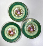 TRÊS PRATOS  DE SOBREMESA EM PORCELANA BAVÁRIA COM POLICROMIA E CENA GALANTE. COM MARCAS DE USO MEDIDAS: 19,5 CM