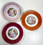 TRÊS PRATOS  RASOS EM PORCELANA BAVÁRIA COM POLICROMIA E CENA GALANTE.  MEDIDAS: 25 CM