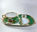 ANTIGA XICARA DE CHÁ DE  COLEÇÃO COM PIRES, EM PORCELANA  MARCA LUIZ XV. MEDIDAS DO PIRES 18 X 28,5 CM