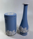DUAS PEÇAS EM PORCELANA NA COR AZUL COM DECORAÇÃO FLORAL EM ALTO RELEVO NA COR BRANCA,  SENDO POTE ( 18 X 11 CM ) E GARRAFA EM TAMPA (26, 5 CM ) ,  PODE SER USADO COMO PORTA VELAS