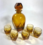 MOSER - ANTIGA LICOREIRA  DA FAMOSA CRISTALERIA MOSER  NA COR ÂMBAR, ACOMPANHA 5 COPINHOS,  2 COM AVARIAS, VEJA FOTOS EXTRAS. MEDIDAS GARRAFA 22 CM DE ALT. / COPINHOS 6 CM
