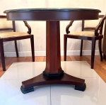 MESA DE APOIO CIRCULAR REVESTIDA EM RADICA DE NOZ (OU MADEIRA NOBRE EQUIVALENTE) APRESENTA DELICADO TRABALHO DE MARCHETARIA EM FILETE DE MADEIRA CLARA  FORMANDO UM CIRCULO CONCÊNTRICO QUE DELIMITA A BORDURA, SUSTENTADA POR COLUNA CENTRAL DE SECÇÃO OITAVADA (FACETADA) FINALIZANDO COM SAPATAS ESCALONADAS DE MADEIRA ESCURECIDA . MEDIDAS: 90 CM DIÂMETRO