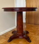 MESA DE APOIO CIRCULAR REVESTIDA EM RADICA DE NOZ (OU MADEIRA NOBRE EQUIVALENTE) APRESENTA DELICADO TRABALHO DE MARCHETARIA EM FILETE DE MADEIRA CLARA  FORMANDO UM CIRCULO CONCÊNTRICO QUE DELIMITA A BORDURA, SUSTENTADA POR COLUNA CENTRAL DE SECÇÃO OITAVADA (FACETADA) FINALIZANDO COM  QUATRO PÉS DE MODELO EM GARRAS. MEDIDAS: 90 CM DE DIÂMETRO ATENÇÃO: RETIRADA NO MOINHOS DE VENTO EM PORTO ALEGRE