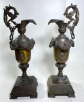BELÍSSIMO PAR DE JARROS  EM METAL,  ZINCO E COBRE, SÉCULO XIX. APRESENTA PEQUENOS PONTOS DE OXIDAÇÃO. MEDIDAS: 52 CM DE ALTURA
